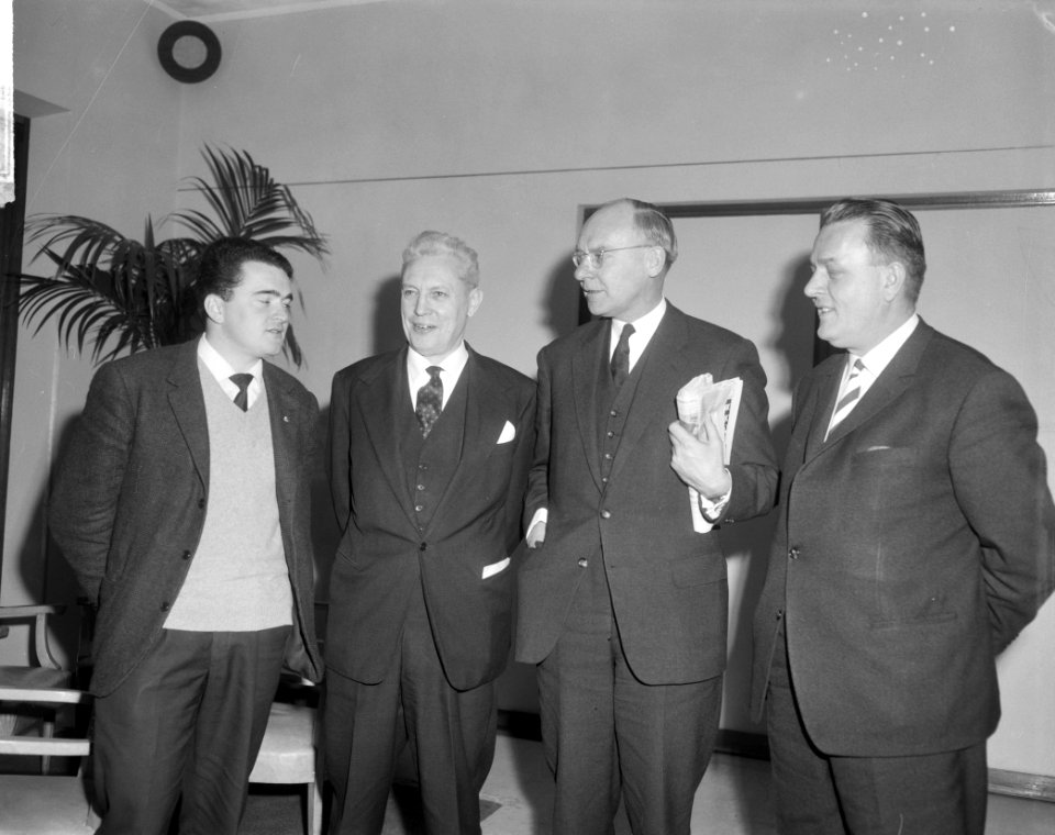 Bijeenkomst Partij van de Arbeid in Krasnaposlky, v.l.n.r. M. Martinez , Henry F, Bestanddeelnr 917-4965