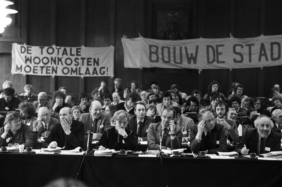 Bijeenk over woningprobl in Stadhuis van Adam met om leden Vaste Kamerc van, Bestanddeelnr 930-7380