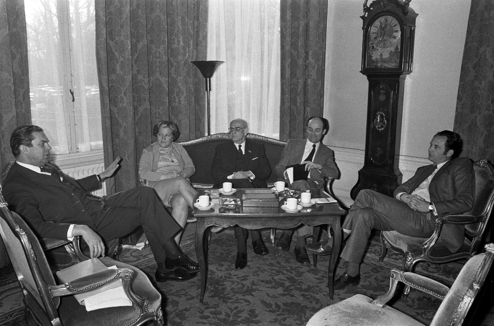 Biesheuvel in gesprek met fractiegenoten, Biesheuvel, mej Van Leeuwen, De Gaay , Bestanddeelnr 926-2668