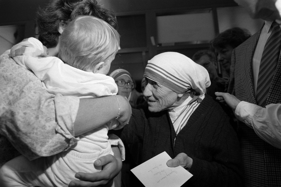 Bijeenkomst Contact Rooms Katholieken in Utrecht Moeder Teresa met kind, Bestanddeelnr 934-2639