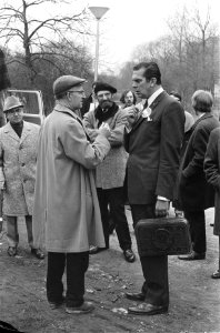 Biesheuvel in gesprek met een bouwvakker, Bestanddeelnr 924-4346