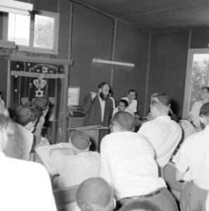 Bijeenkomst in een jesjiva (Talmoedschool). Een rabbijn geeft uitleg aan de leer, Bestanddeelnr 255-3036
