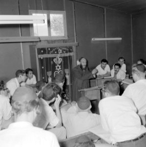 Bijeenkomst in een jesjiva (Talmoedschool). Een rabbijn geeft uitleg aan de leer, Bestanddeelnr 255-3035