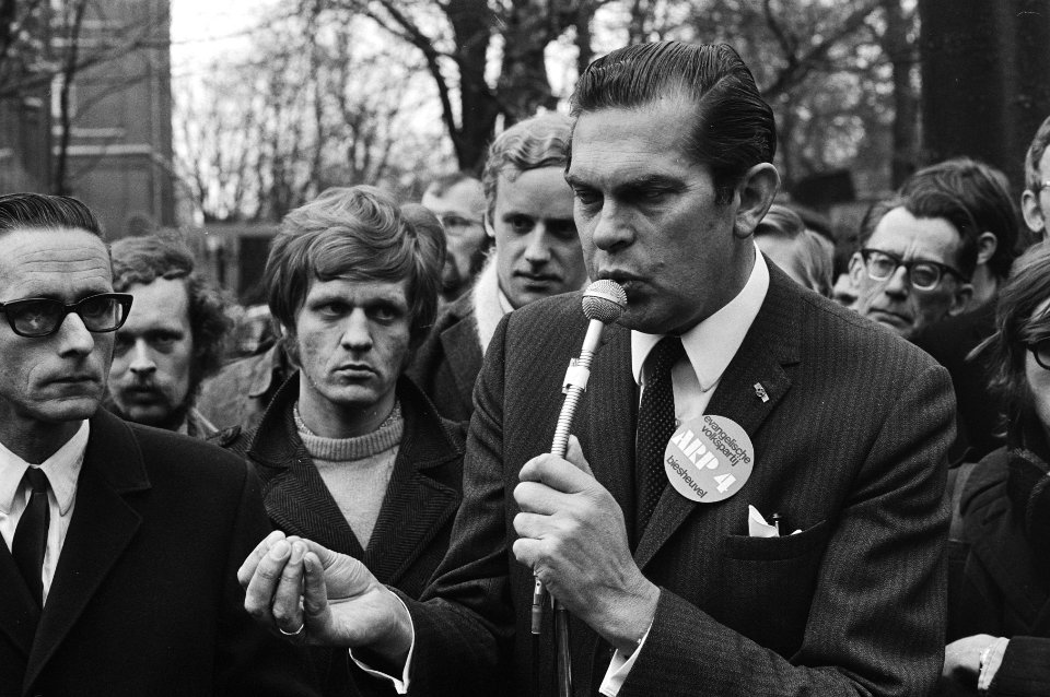 Biesheuvel aan het woord in de speakerscorner in het Vondelpark, Bestanddeelnr 924-4343