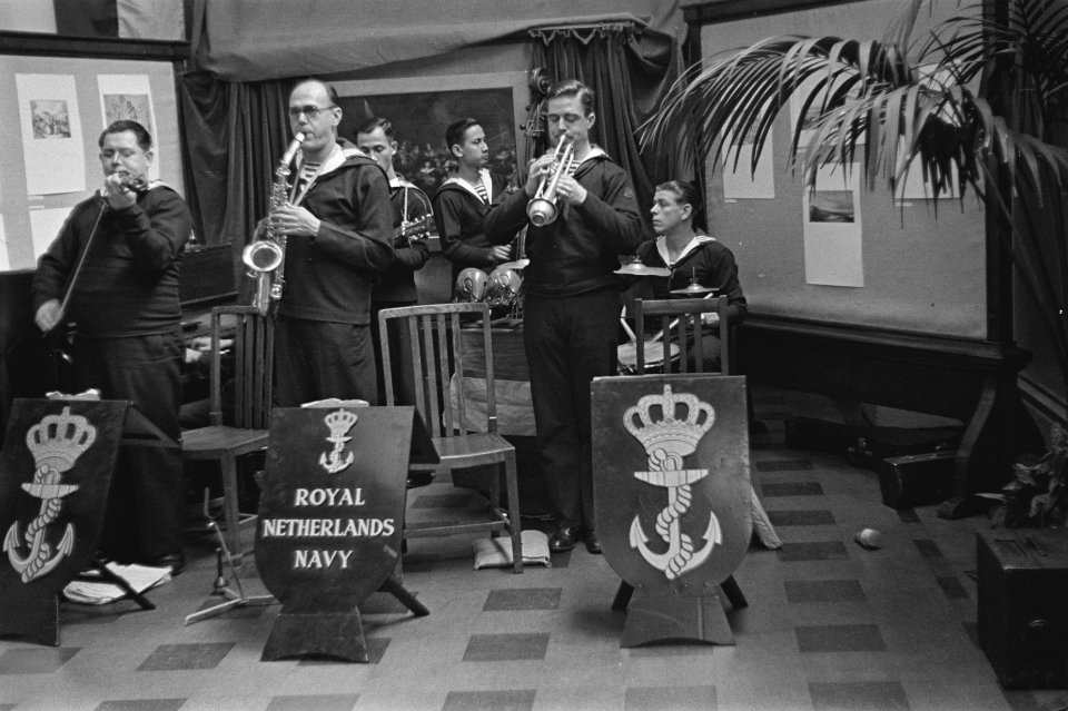 Bijeenkomst in een museumzaal in Belfast. Band van de Koninklijke Marine speelt, Bestanddeelnr 935-3506