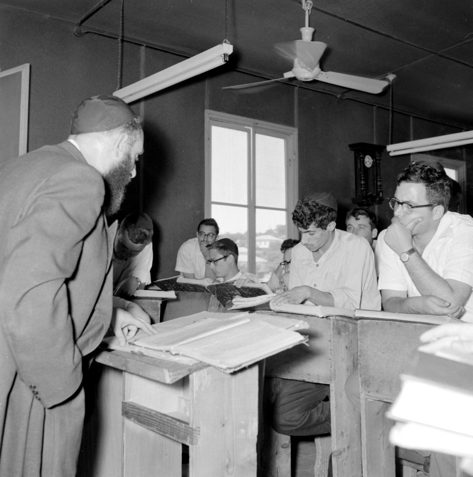 Bijeenkomst in een jesjiva (Talmoedschool). Een rabbijn geeft uitleg aan de leer, Bestanddeelnr 255-3047