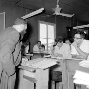Bijeenkomst in een jesjiva (Talmoedschool). Een rabbijn geeft uitleg aan de leer, Bestanddeelnr 255-3047