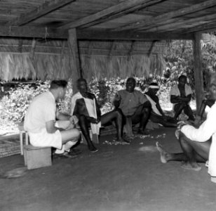 Bijeenkomst onder een paalwoning in Langetabbetje in Suriname, Bestanddeelnr 252-6717
