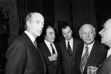 Bijeenkomst regeringsleiders EG in Den Haag v.l.n.r. Giscard dEstaing , Ortoli, Bestanddeelnr 928-9120