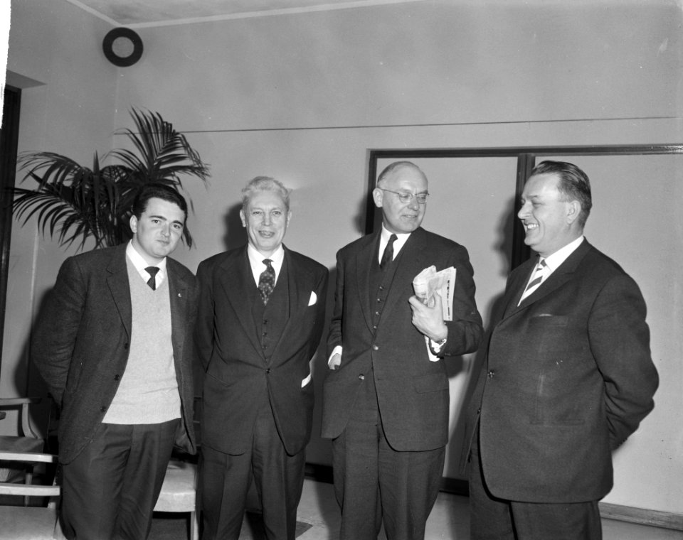 Bijeenkomst Partij van de Arbeid in Krasnaposlky, v.l.n.r. M. Martinez , Henry F, Bestanddeelnr 917-4964