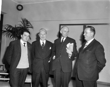Bijeenkomst Partij van de Arbeid in Krasnaposlky, v.l.n.r. M. Martinez , Henry F, Bestanddeelnr 917-4964