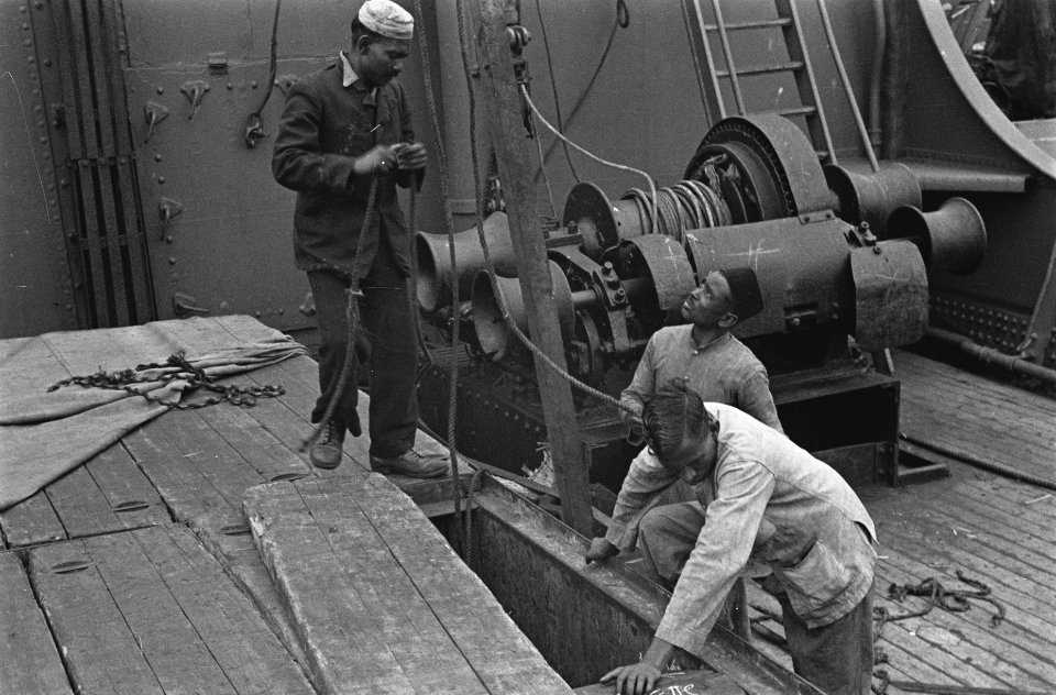 Bijschrift On board a Dutch merchantman aan boord van een Nederlands koopvaa, Bestanddeelnr 935-3009