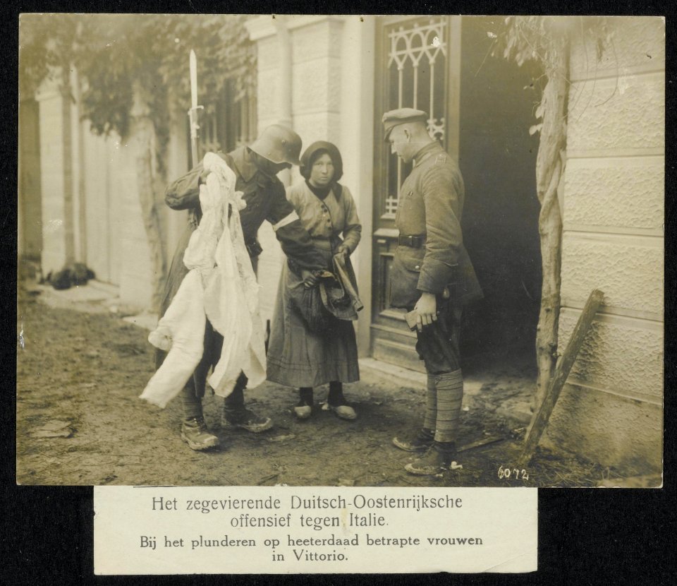 Bij het plunderen op heeterdaad betrapte vrouwen in Vittorio., Bestanddeelnr 158-1585