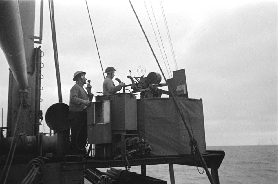 Bijschrift On board a Dutch Coaster aan boord van een Nederlandse kustvaarde, Bestanddeelnr 935-3168