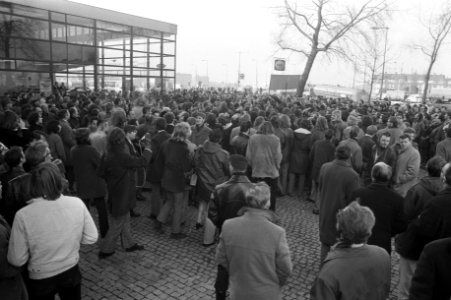 Bij het gebouw van Rijn ScheldeVerolme hielden de stakers in Rotterdam een demo, Bestanddeelnr 925-3756