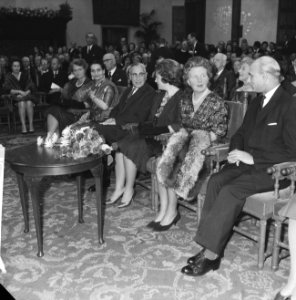 Bijeenkomst Ridderzaal ter gelegenheid van RabindraNathTagore. H. M. de Koningin, Bestanddeelnr 913-0725