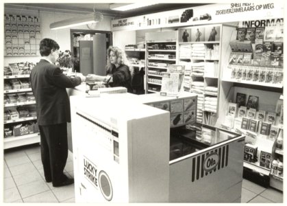Bij het Shell tankstation aan de Leidsevaart 396, NL-HlmNHA 54031885