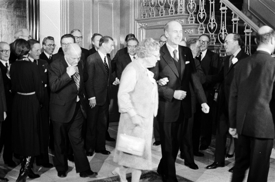 Bijeenkomst regeringsleiders EG in Den Haag Koningin geeft Giscard dEstaing ar, Bestanddeelnr 928-9116