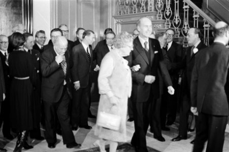 Bijeenkomst regeringsleiders EG in Den Haag Koningin geeft Giscard dEstaing ar, Bestanddeelnr 928-9116