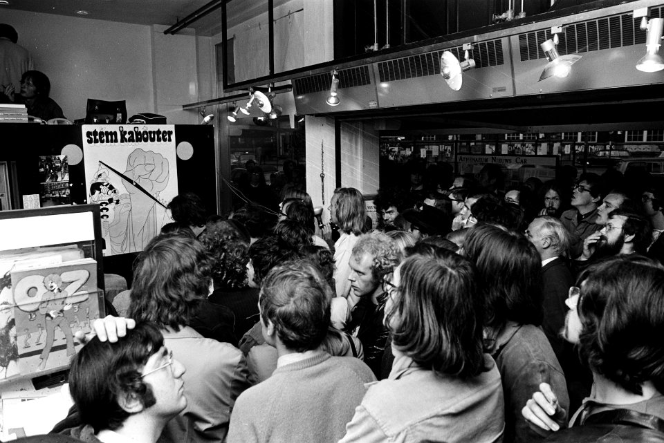 Bijeenkomst Kabouters voor verkiezingsuitslagen in Athenaeum boekhandel, Amsterd, Bestanddeelnr 923-5711