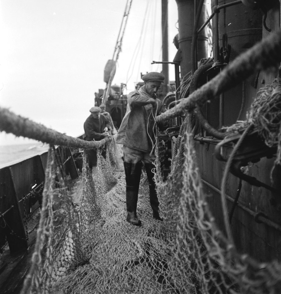 Bijschrift On board a Dutch trawler Aan boord van een Nederlandse vistrawler, Bestanddeelnr 935-3045