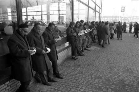 Bij het gebouw van Rijn ScheldeVerolme hielden de stakers in Rotterdam een demo, Bestanddeelnr 925-3754
