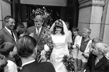 Bij het verlaten van het stadhuis wordt confetti over de hoofden van het paar ge, Bestanddeelnr 920-4063