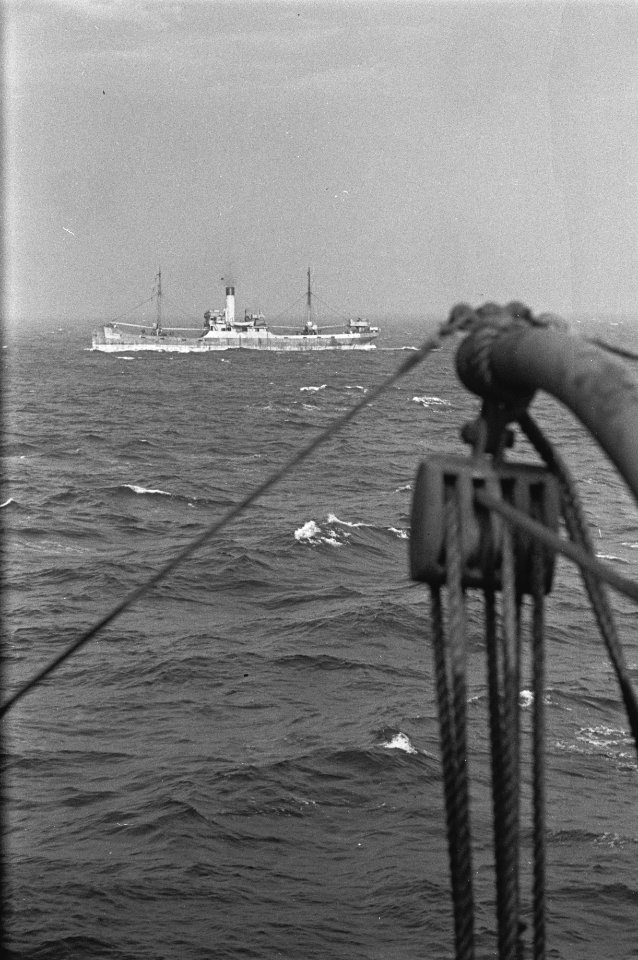 Bijschrift On board a Dutch tanker Aan boord van een Nederlandse tanker, Bestanddeelnr 935-3082