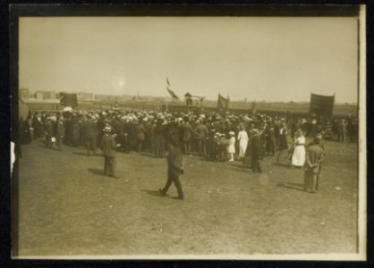 Bijeenkomst met burgers op een open terrein aan de rand van een stad in de zomer, Bestanddeelnr 158-1257