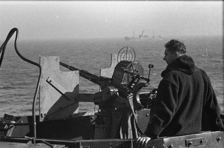 Bijschrift On board a Dutch tanker Aan boord van een Nederlandse tanker, Bestanddeelnr 935-3072