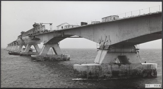 Bij Kats wordt hard gewerkt om de brug over de Oosterschelde, die met een lengte, Bestanddeelnr 044-0660