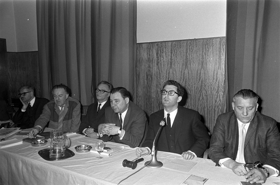 Bijeenkomst Democratisch Appel in Utrecht v.l.n.r. P. Kors , G. v. Oorschot , F., Bestanddeelnr 922-0637