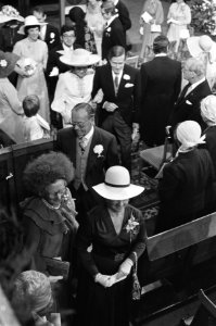Bij het verlaten van de kerk, onder koningin Juliana en mevrouw Guillermo, boven, Bestanddeelnr 928-0232