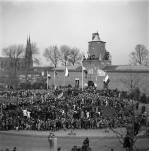 Bij het Van Abbe-museum in Eindhoven, Bestanddeelnr 900-4113