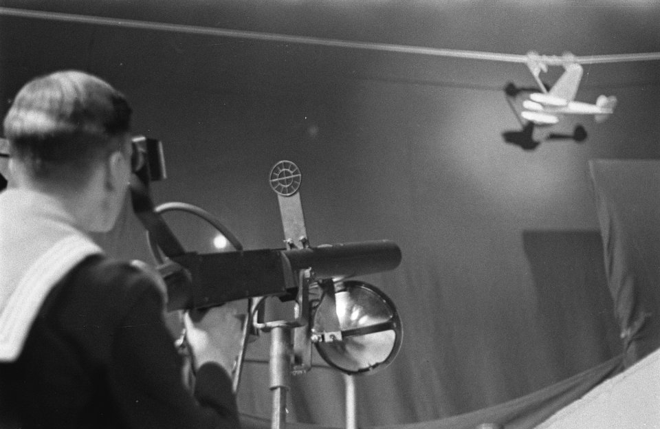 Bijschrift Machinegun practice in the gunnery school Oefenen met machinegewee, Bestanddeelnr 935-3015