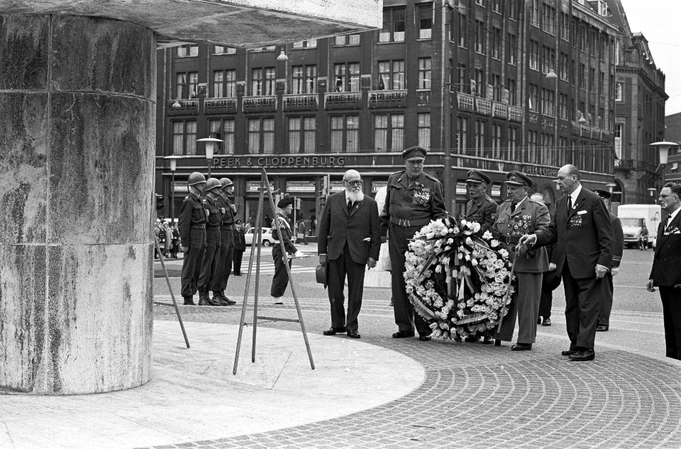 Bij het Monument op de Dam worden kransen gelegd door MOEO, Bestanddeelnr 913-9453
