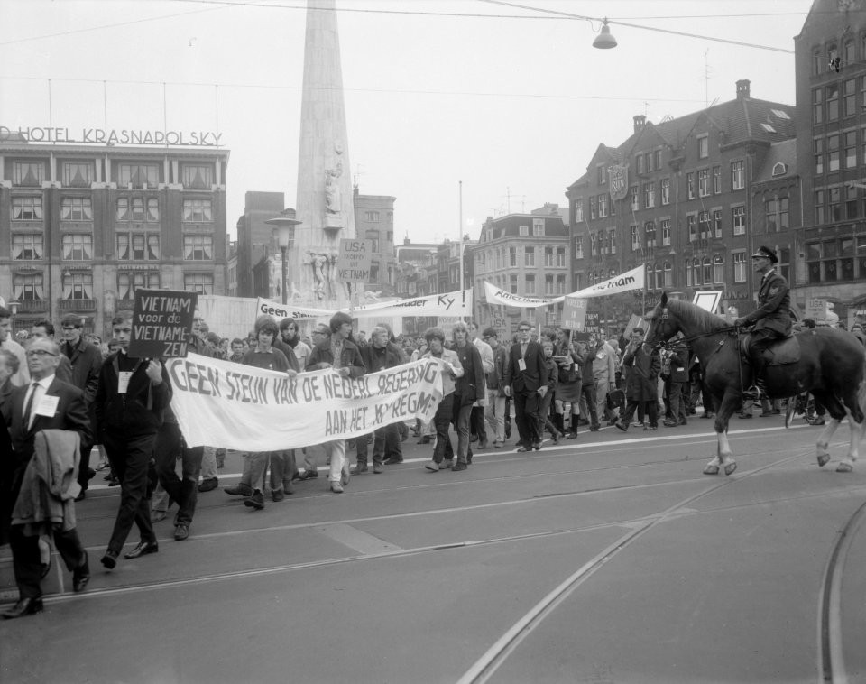 Bij het Nationaal Monument op de Dam, Bestanddeelnr 919-6236