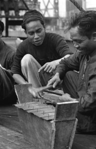 Bijschrift Javanese sailors with their home-made Gamelang, an Indonesian music, Bestanddeelnr 935-2990