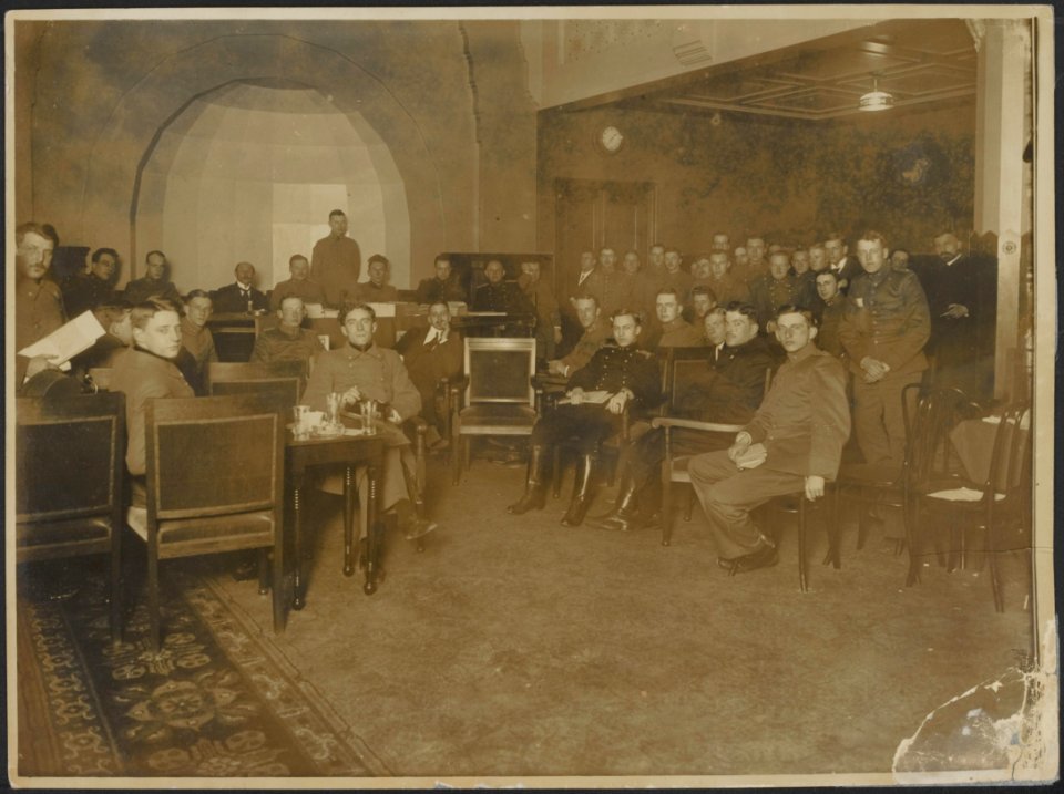 Bijeenkomst van een groep militairen in een zaal., Bestanddeelnr 158-2268