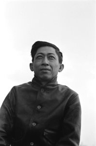 Bijschrift His thoughts are far away. Indonesian sailor Indonesisch bemanni, Bestanddeelnr 935-2889