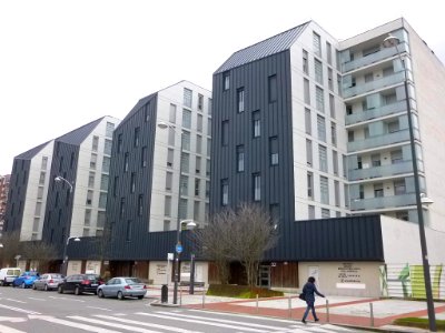 Bilbao - Bloque de viviendas Amézola 126 (Avenida del Ferrocarril, 32-34-36-38) (1)
