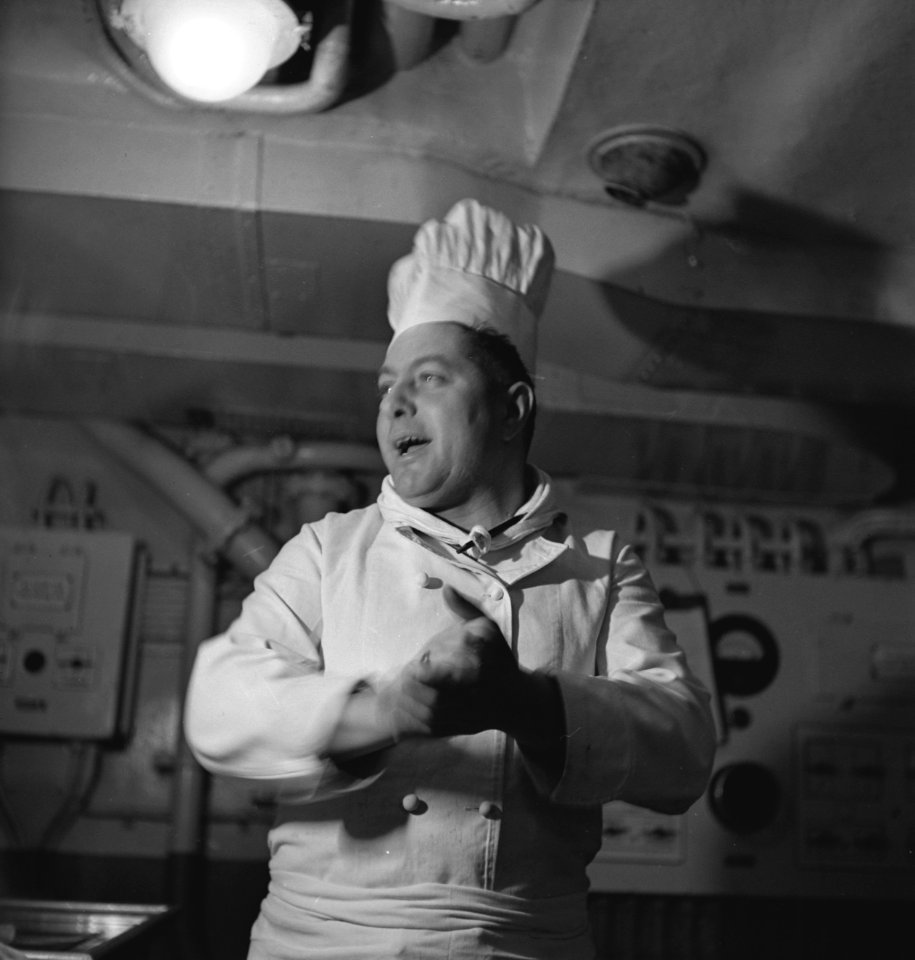 Bijschrift Come and get it, boys Dutch chef on former Dutch luxury liner well, Bestanddeelnr 935-2839