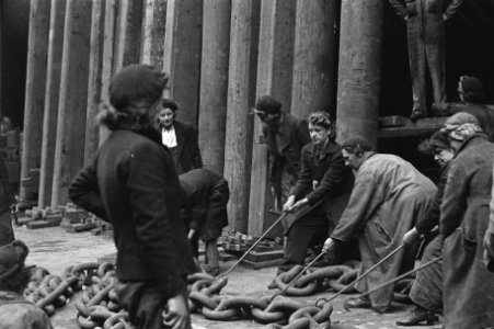 Bijschrift British women doing their bit when refitting a Dutch merchantman , Bestanddeelnr 935-2993