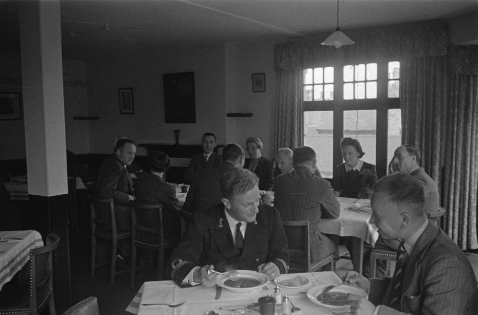 Bijschrift Dinner at the Dutch Seamen's house, Bestanddeelnr 935-3012
