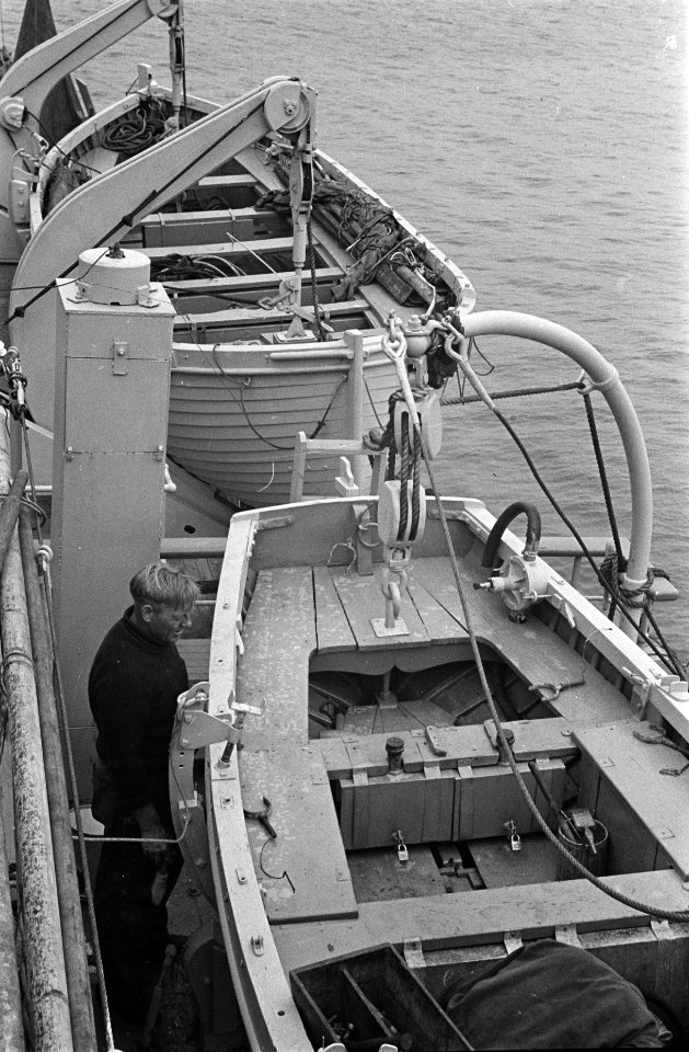 Bijschrift Everything o.k. A Dutch merchant sailor Bemanningslid bij reddi, Bestanddeelnr 935-2852