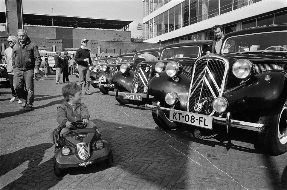Bijeenkomst deelnemers voor rally Parijs Moskou Parijs Citroen Traction Avantaa, Bestanddeelnr 932-9656
