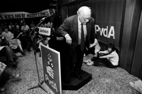 Bijeenkomst door PvdA in Utrecht i.v.m. de kabinetscrisis Den Uyl in gesprek met, Bestanddeelnr 932-1712