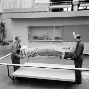 Bijbeltentoonstelling in Tropenmuseum, een mummie doodskist uit tijd Exodus circ, Bestanddeelnr 916-4741