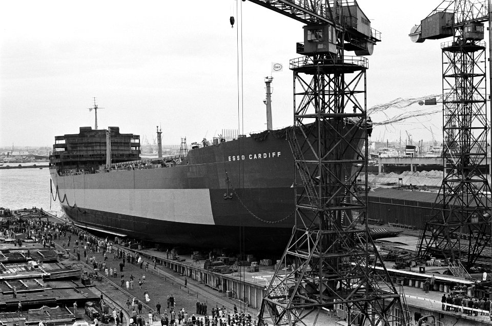 Bij NDSM tewaterlating turbine-tanker Esso Cardiff, Bestanddeelnr 914-2976