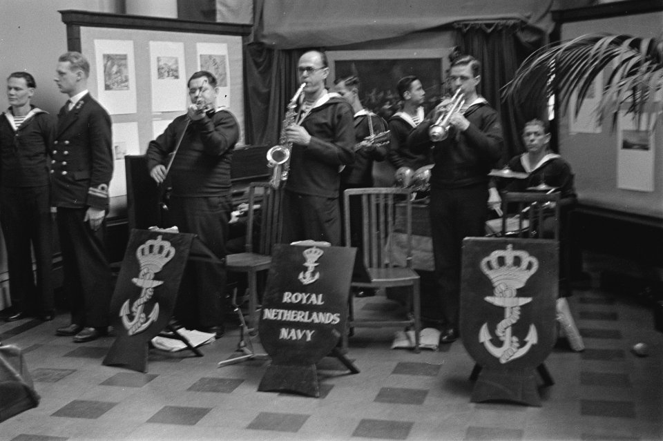 Bijeenkomst in een museumzaal in Belfast. Band van de Koninklijke Marine speelt, Bestanddeelnr 935-3505
